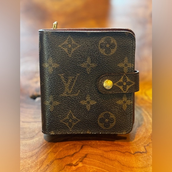 Louis Vuitton Handbags - Louis Vuitton
Vintage 2000 monogram Compact Wallet